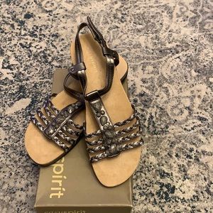 Brand new women’s Easy Spirit sandal